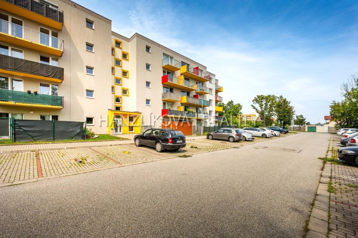 Pronájem parkovacího stání v areálu, Bytový dům Vltava