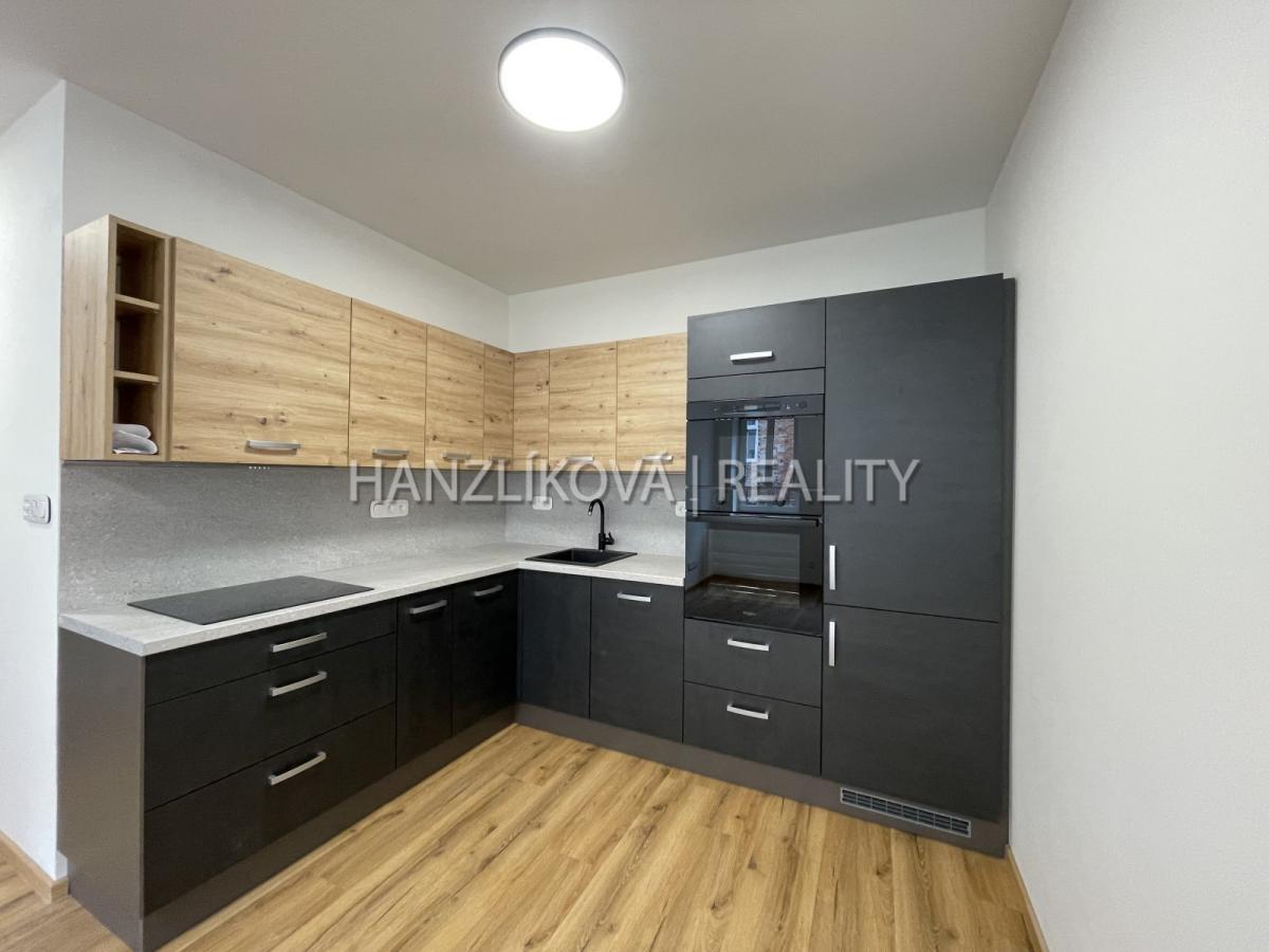 Nabízíme k pronájmu byt o dispozici 2+kk a celkové výměře 37 m², který se nachází v Nové ulici.