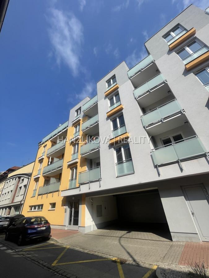 Nabízíme k pronájmu byt o dispozici 2+kk a to v ulici J.Š.Baara. Byt se nachází ve 2. NP zděného bytového domu.