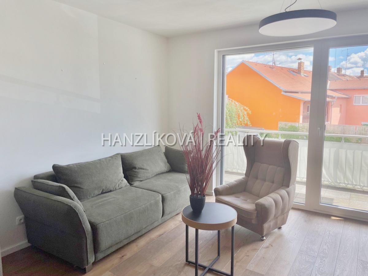 Obývací pokoj, pronájem bytu 2+kk, Ledenická, České Budějovice