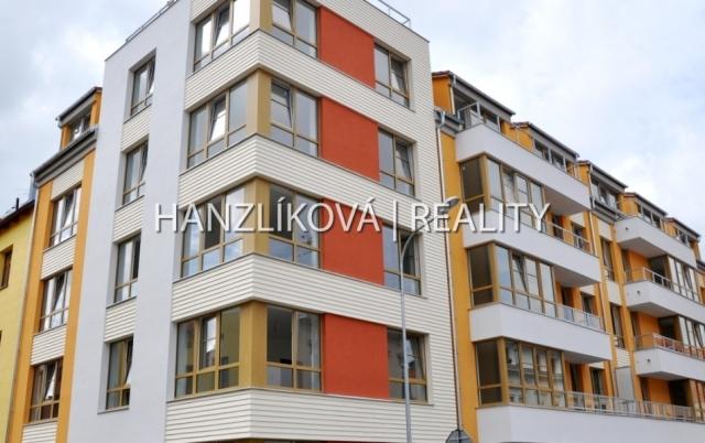 Pronájem parkovacího stání v novostavbě, B. Smetany