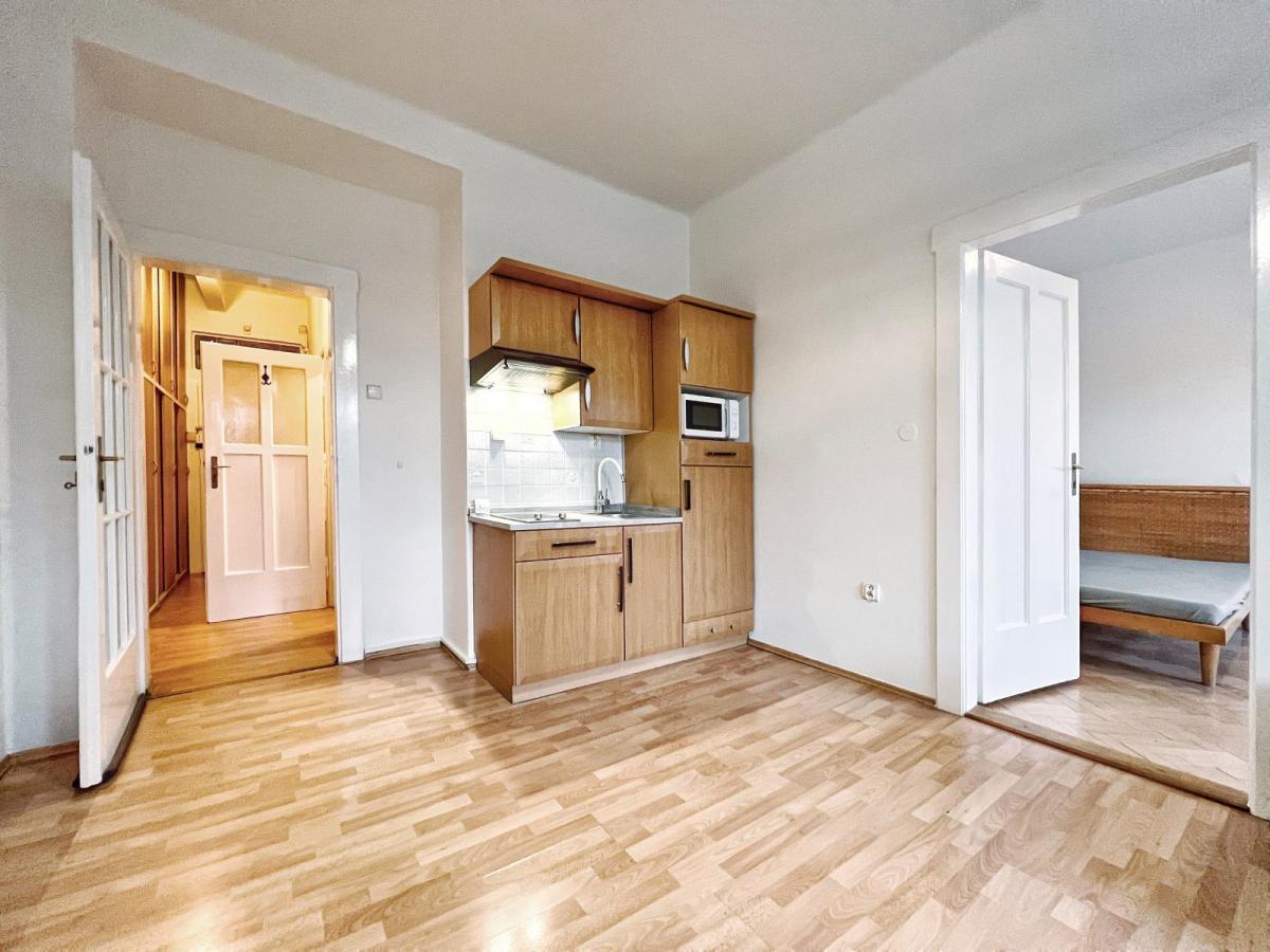 Klidný byt 2+kk po revitalizaci, 50 m2 s balkonem u metra B - Vysočanská