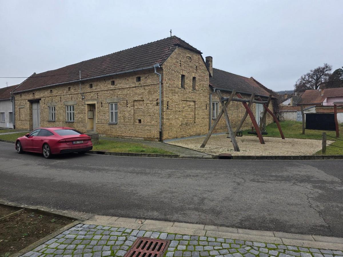 RD 2+1 Milonice, zahrada, vjezd, hospodářské budovy