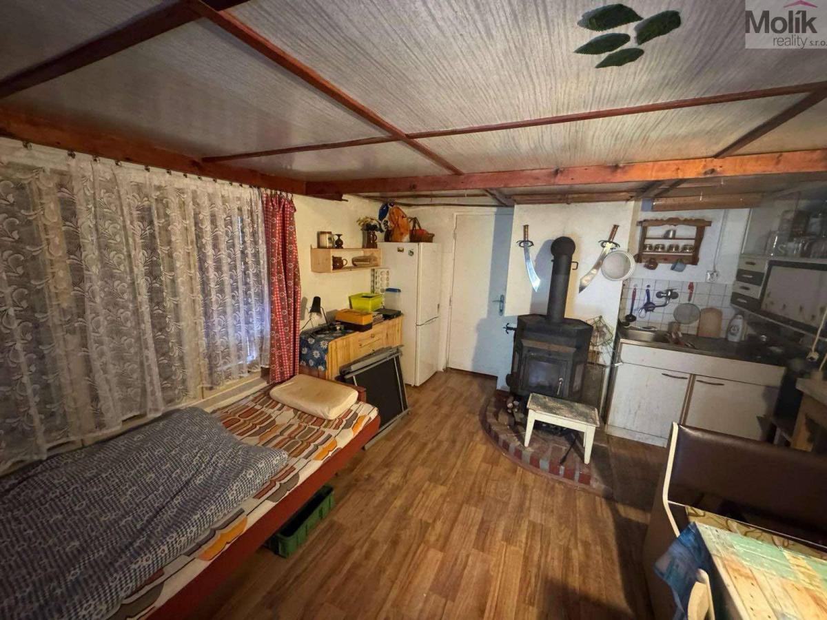 Chata se zahradou, obec Koštice