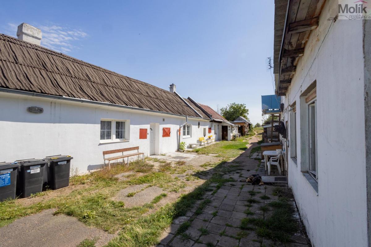 Prodej rodinného domu s hospodářskou částí a pozemkem, Hošnice