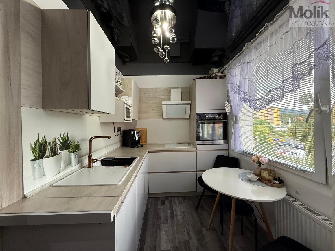 Prodej zrekonstruovaného bytu 3 + 1 s lodžií, ul. Písečná, Chomutov, 63 m2