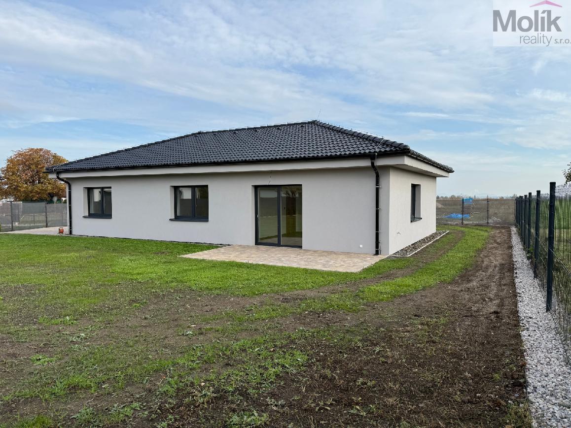 Prodej nízkoenergetického rodinného domu 4kk se šatnou a zahradou, Pesvice, okres Chomutov, 886 m2