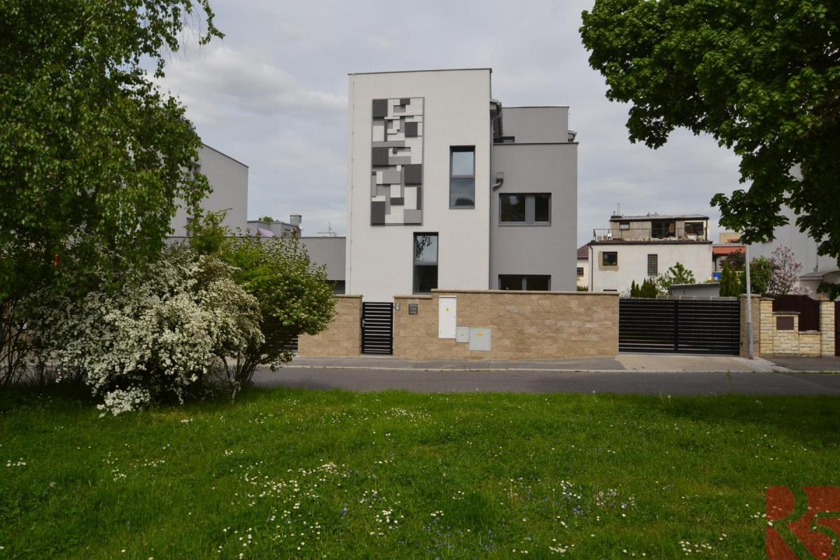 Exkluzivně prodej moderní novostavby 3kk 74m2 v Rezidenci Slepá, terasa, balkon, garáž, zahrada