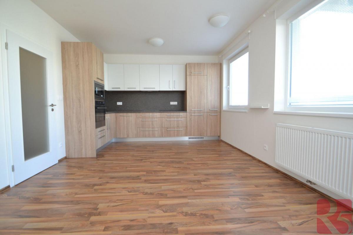 Pronájem 3kk 62m2, P10 Uhříněves, ul. Václava Trojana, balkon 10m2, sklep 3m2, garážové stání