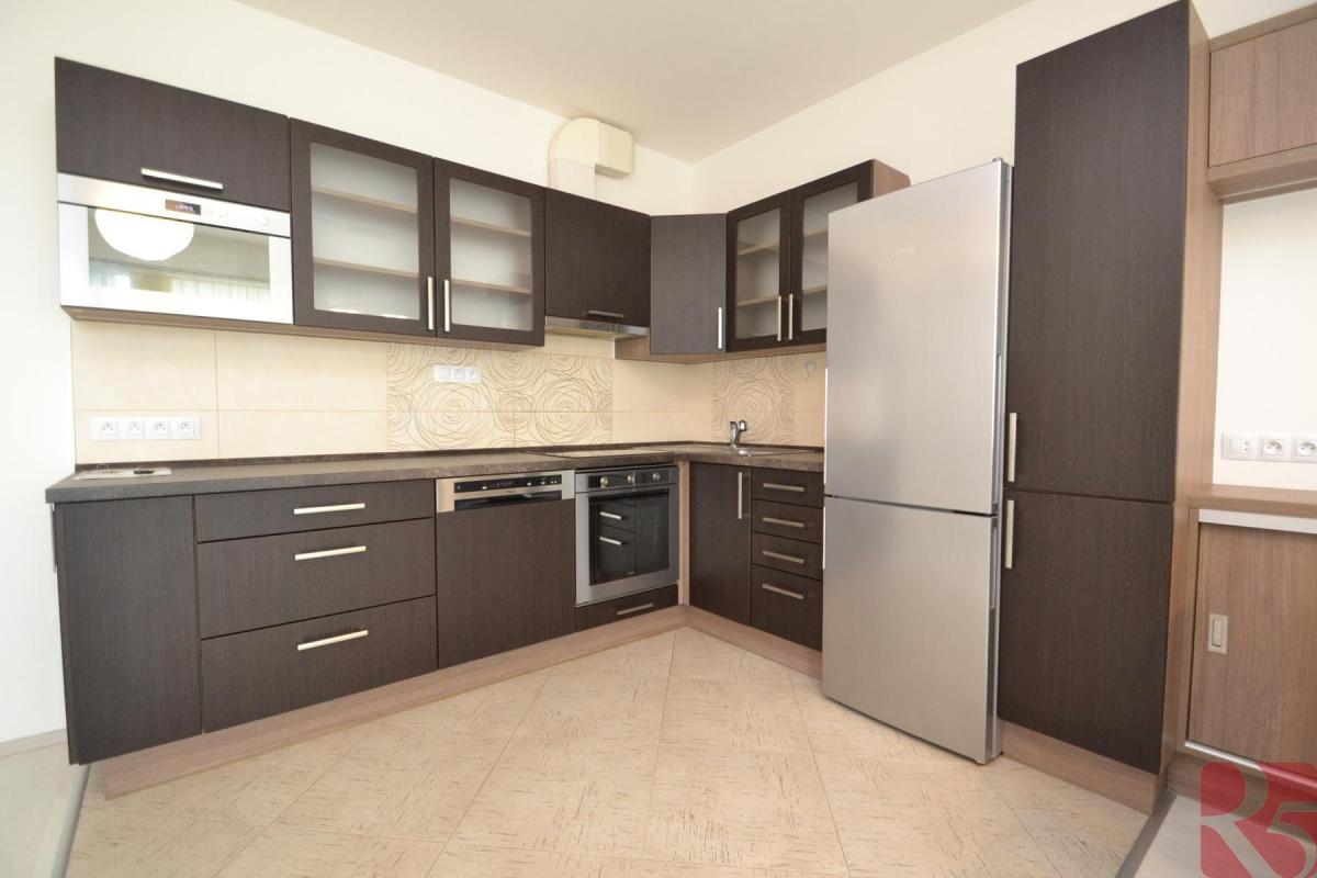 Pronájem 2kk 52m2, P9 Letňany, ul. Frýdecká, novostavba, terasa, sklep, garáž, částečně zařízen