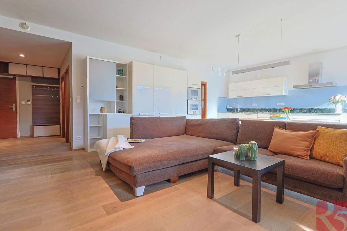 Prodej luxusního bytu 4kk 118m2 + terasa, zahrada, Uhříněves, ul. V Bytovkách, 2xGS, sklep, komora