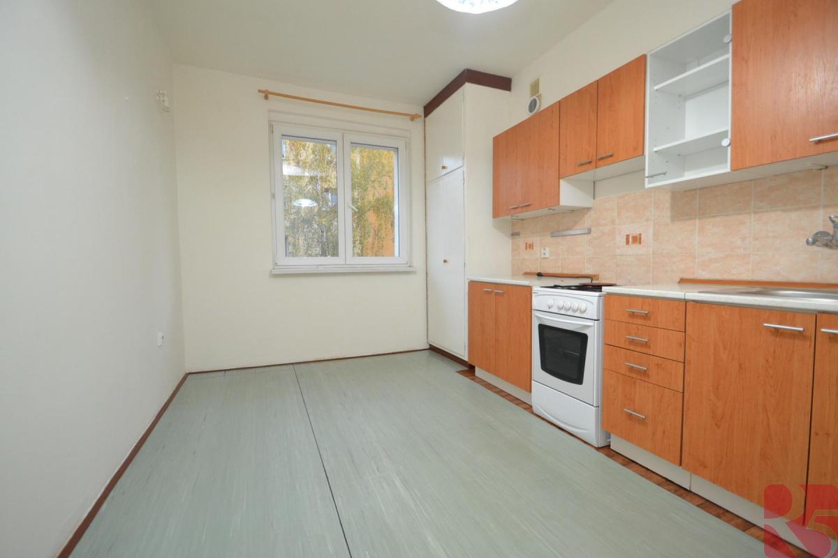 Pronájem 2+1 60m2, P4 ul. Kremličkova, neprůchozí pokoje, nevybaven