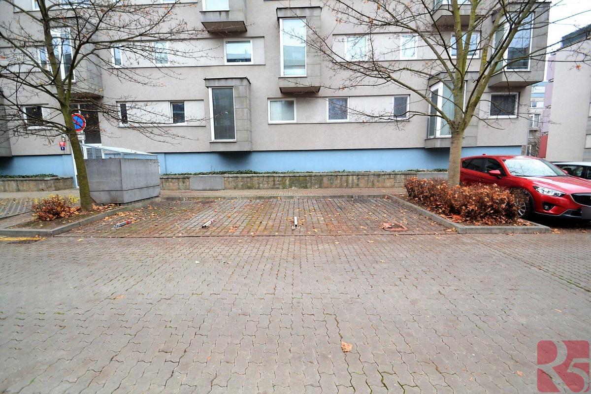 Pronájem vyhrazeného venkovního parkovacího místa cca 13m2, P9 ul. Chotěšovská