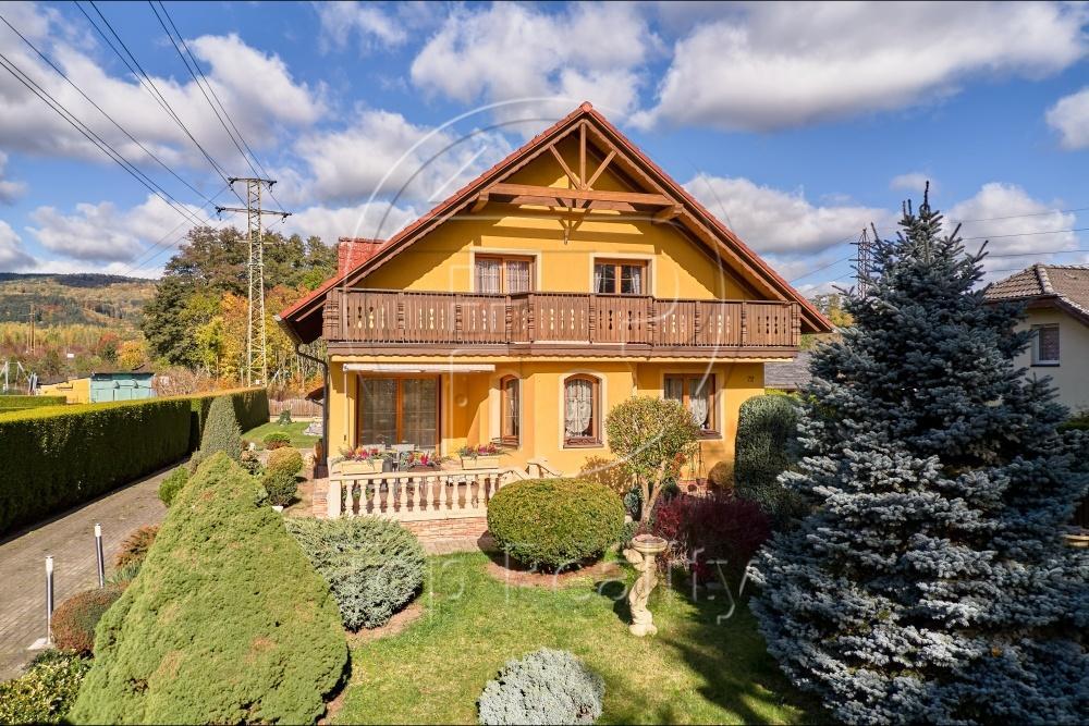 Rodinný dům s bazénem, pergolou a kouzelnou zahradou  Kfely u Ostrova