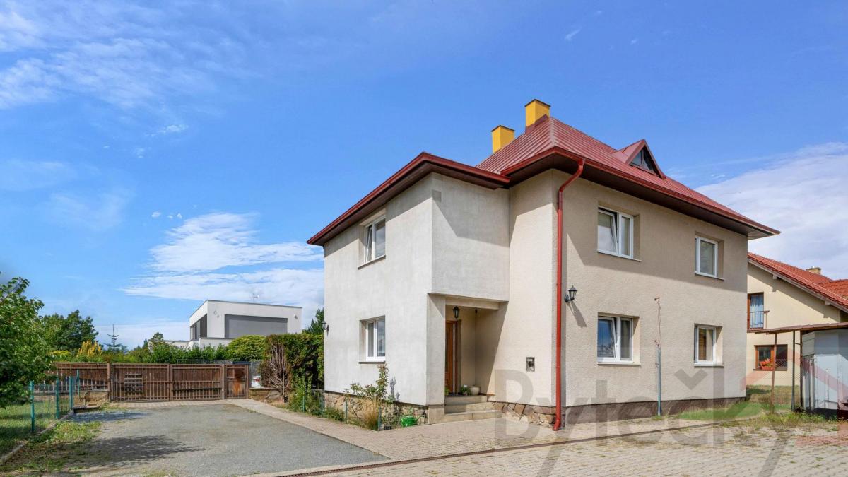 Prodej dvougeneračního rodinného domu s garáží a zahradou 905 m2  Jesenice u Prahy