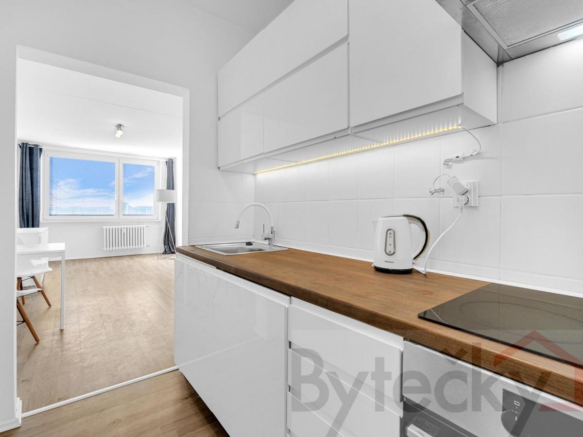 Pronájem částečně zařízeného bytu 2+kk, Praha 4 - Libuš