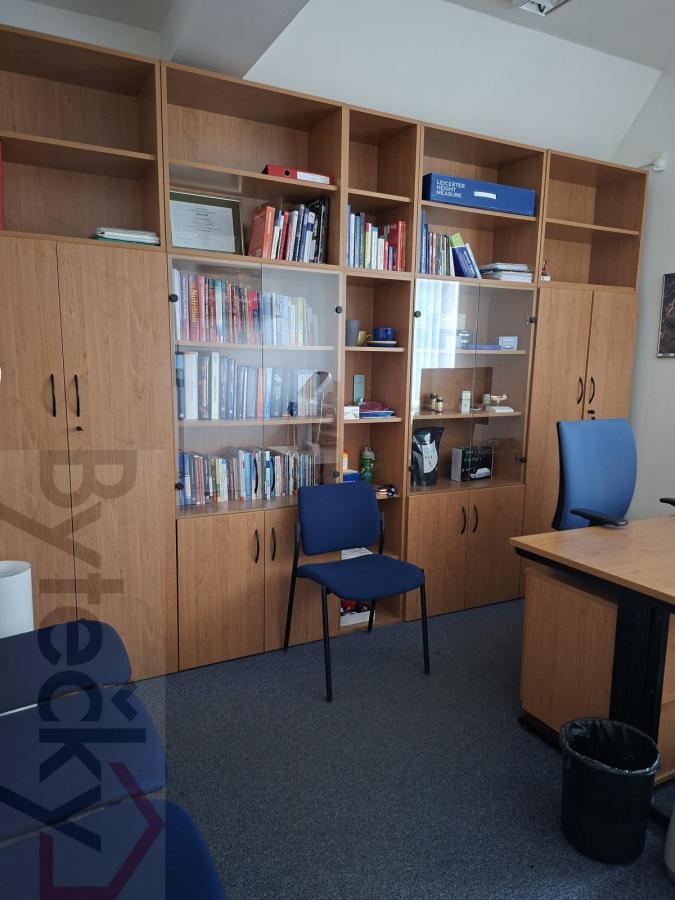 Pronájem zařízené kanceláře 15,65 m2  Ohradské náměstí  Praha 5 - Stodůlky, Metro B 5 min.