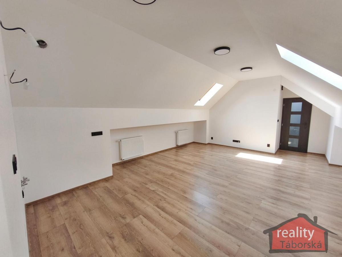 18. Nový podkrovní byt 2+kk, 60,28 m2, Nupaky, Praha východ