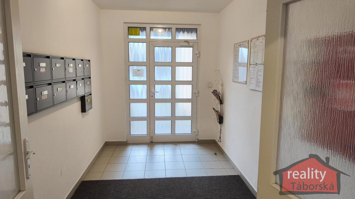 Prodej pěkného bytu 3+kk s vlastní zahradou, Nupaky u Prahy