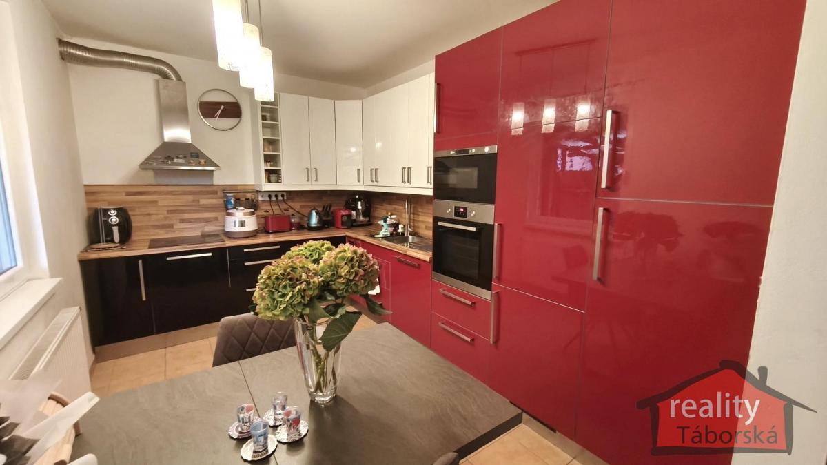 Prodej pěkného bytu 3+kk s vlastní zahradou, Nupaky u Prahy