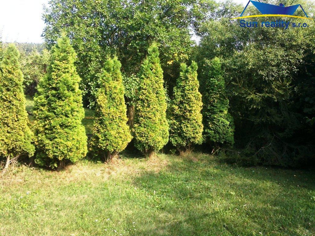 Dvě zahrady vedle sebe se samostatně  stojícími chatkami 