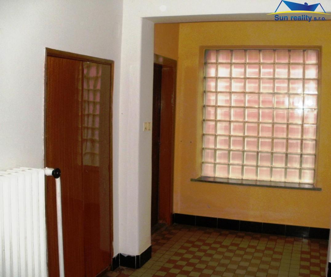 K prodeji obchodní prostor s prodejnou a byty