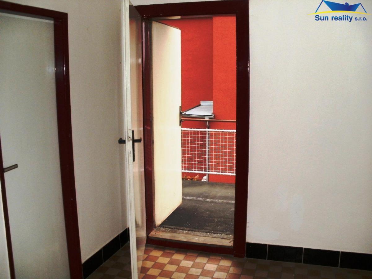 K prodeji bytový dům s prodejnou a další dům jako skladový prostor se sociálním zázemím