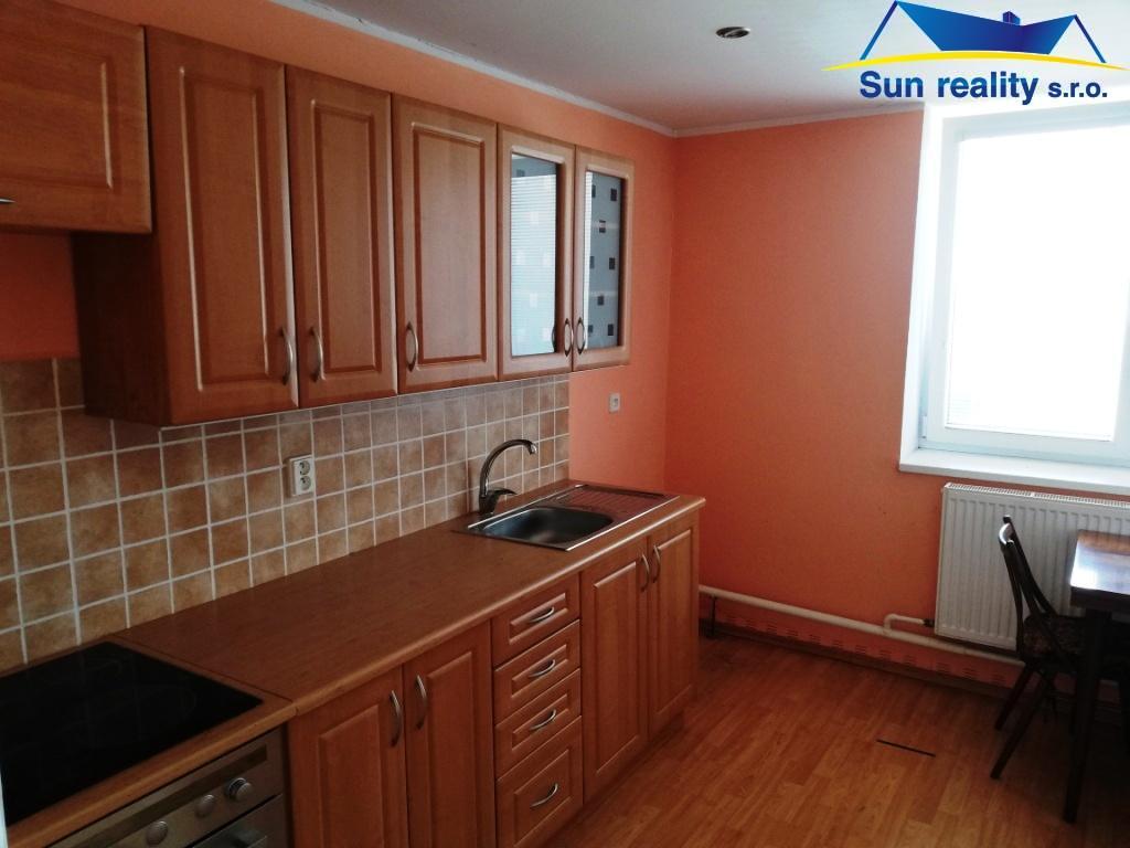 K prodeji bytový dům s obchodními prostorami a byty