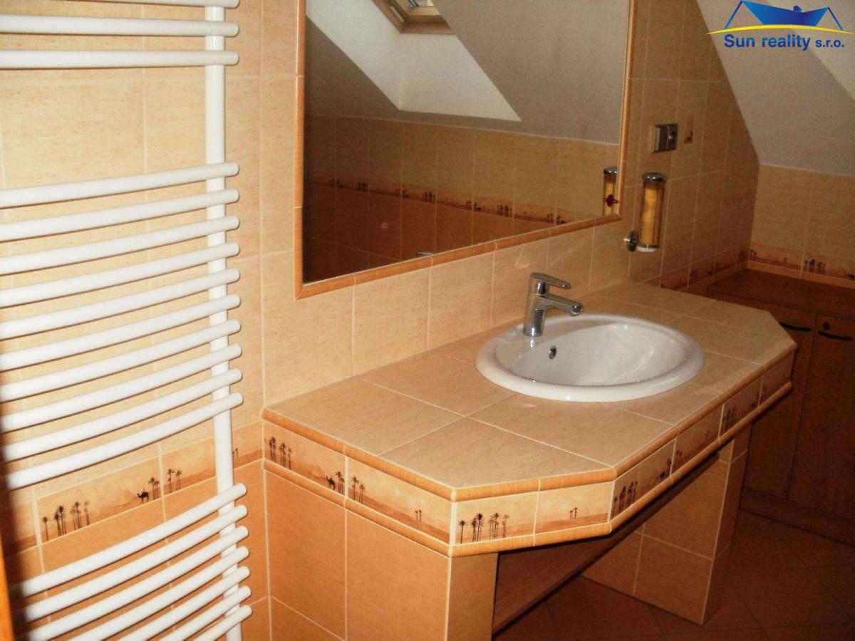 K prodeji podsklepený dům o čtyřech podlažích, s prodejnou, byty a ubytováním