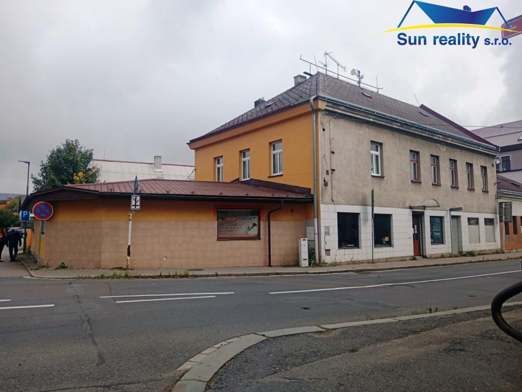 Prodej bytového domu s prodejnou - 3 x byty, prodejna 100 m2 Hlinsko