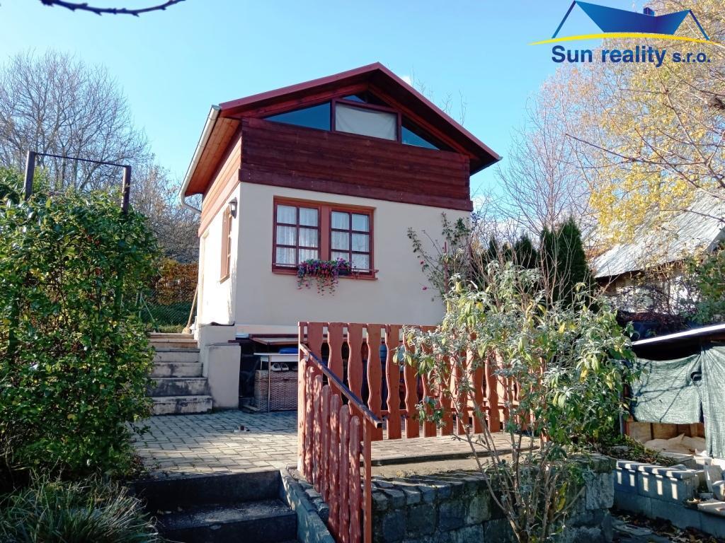 Prodej podsklepené dvoupodlažní chatky k celoročnímu bydlení.