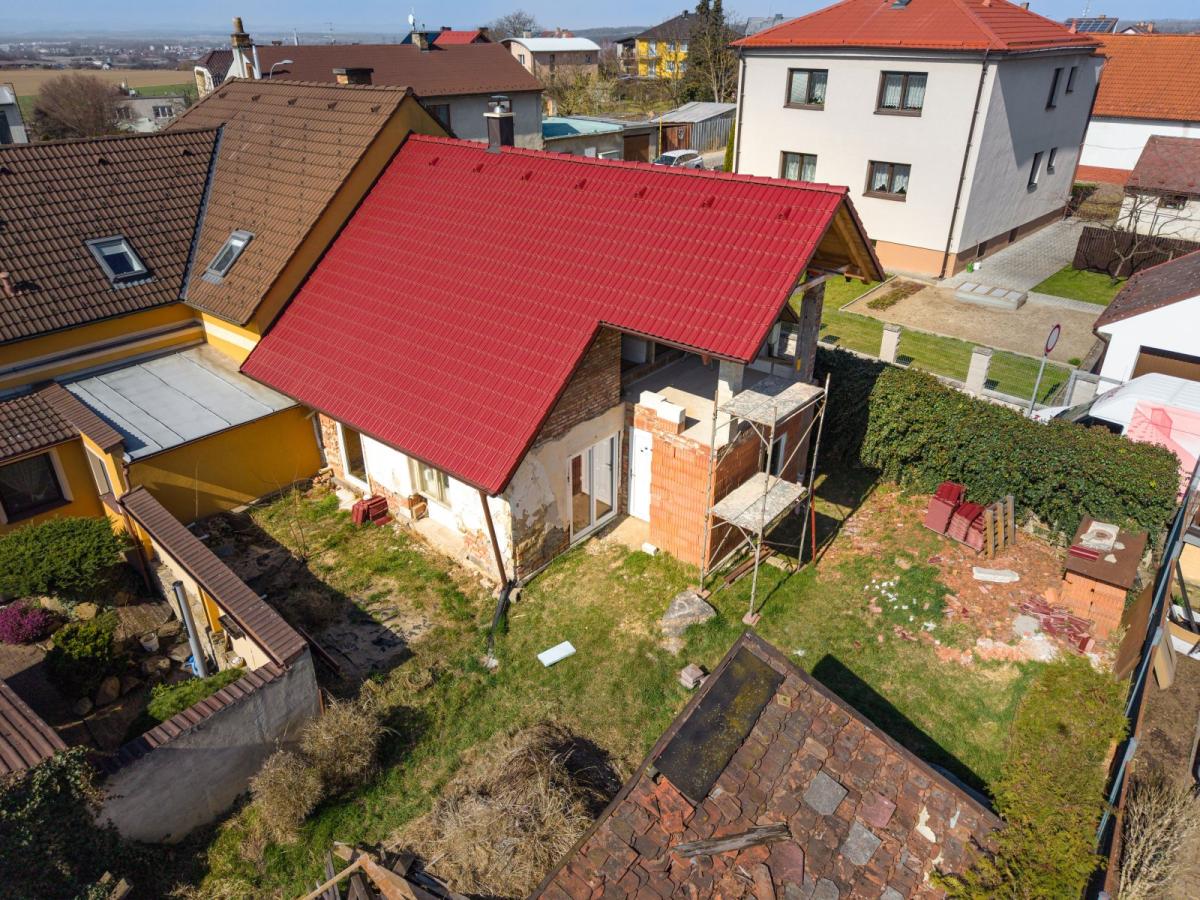 Pohled na dům z dronu