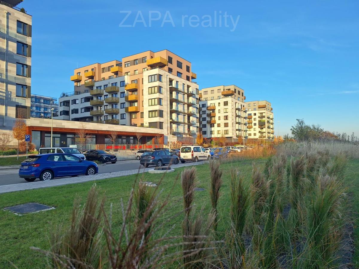 Pronájem byt 2+kk/B+komora 57 m2 + garáž. stání novostavba 5. p. v ul. Honzíkova  P10 Štěrboholy