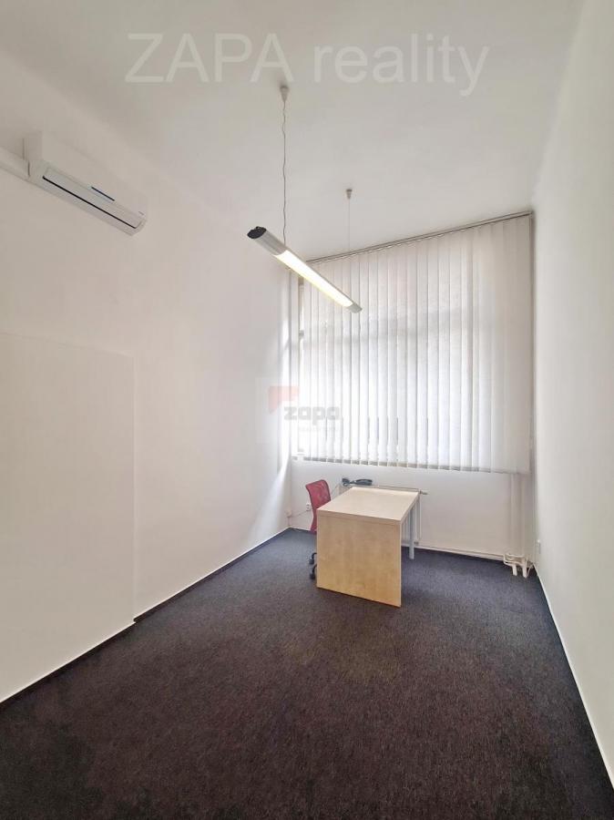 kancelář 13m2 ul.  Národní Praha 1 Nové město u metra po rek. nezařízená 1 patro bez výtahu