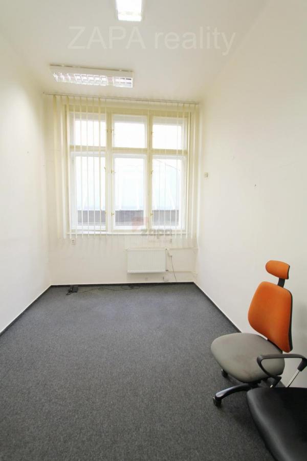 2 kanceláře (2x 13m2) ulice Národní Praha 1 nezařízené neprůchozí 1.patro bez výtahu bez provize!