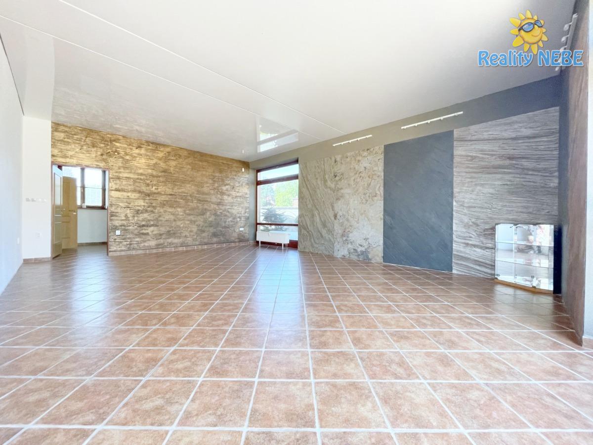 Pronájem komerčního prostoru 79m2 Budějovická Jesenice u Prahy