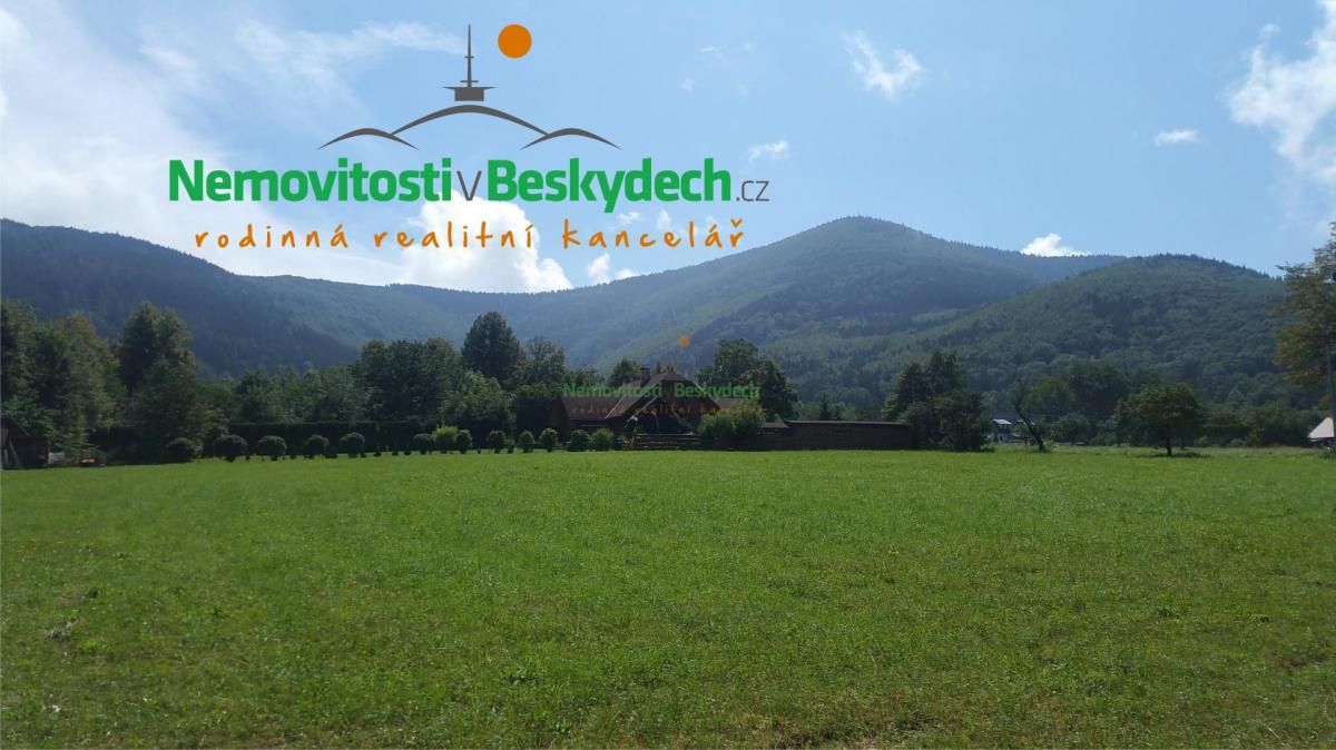 Investiční pozemek pod památníkem bratrů Strnadlů.