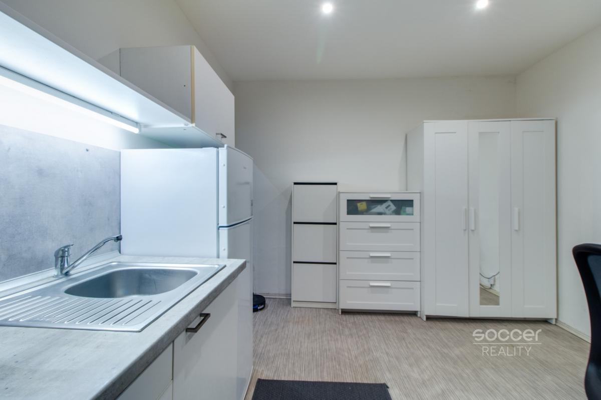 Prodej bytu 1+kk/sklep, 20,7 + 2m2, ulice Zelenečská, Praha 9 - Hloubětín.