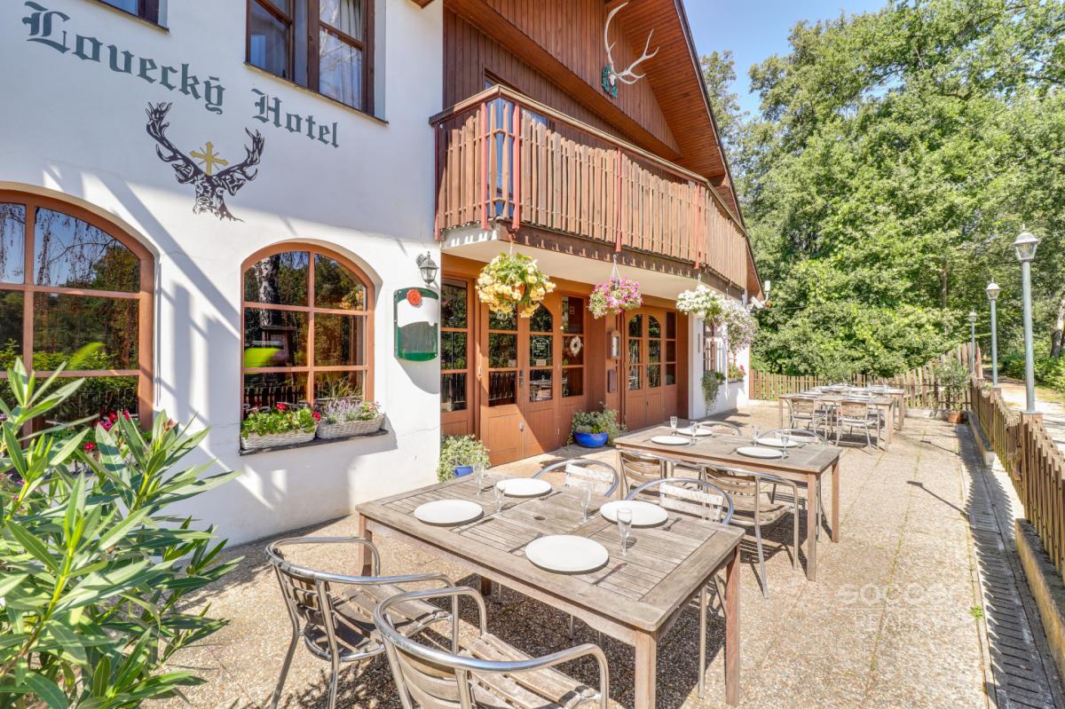 Lovecký hotel Jivák – perla svatojiřských lesů u rybníka Jívák