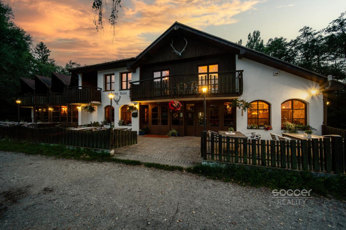 Lovecký hotel Jivák – perla svatojiřských lesů u rybníka Jívák