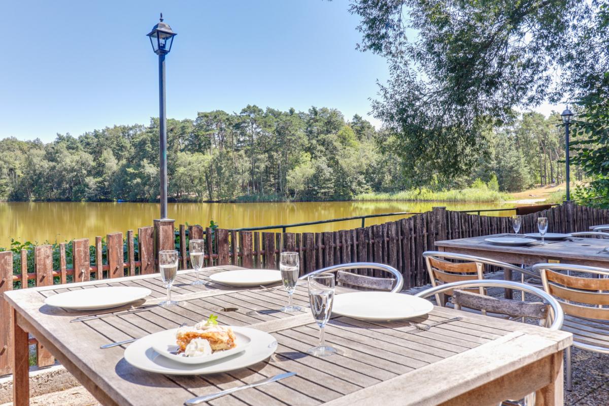 Prodej výjimečné historické stavby 1 150 m² s pozemkem 2 217 m² u rybníka Jivák – 36 minut od Prahy