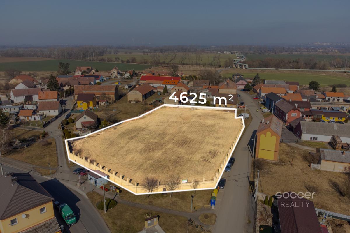 Prodej pozemků o celkové výměře 4625 m2, Zálezlice.