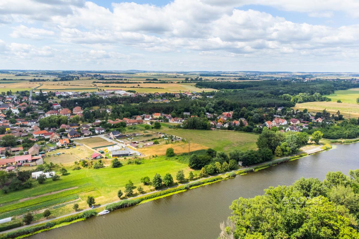 Prodej stavebního pozemku 1300 m2 v obci Záryby.