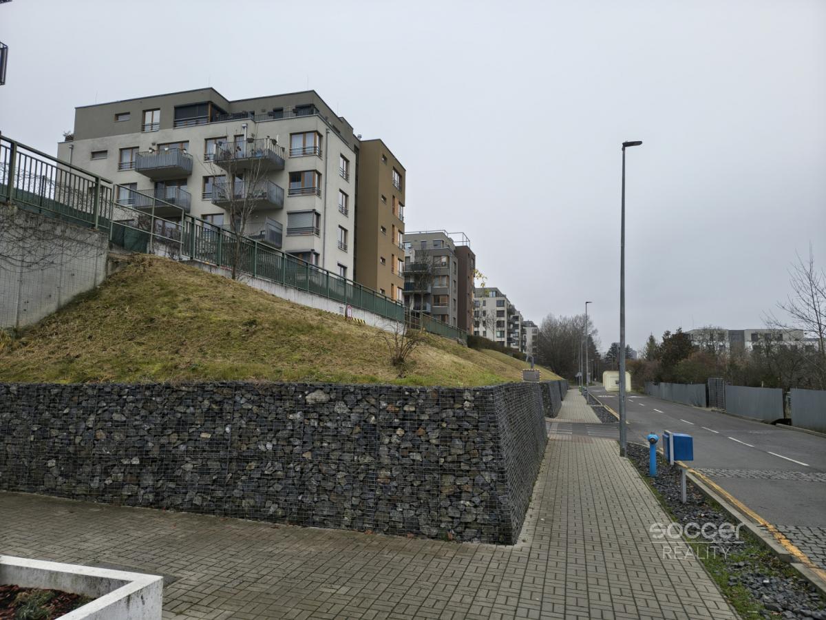 Pronájem garážového stání v ulici Modrého, Praha 9. 