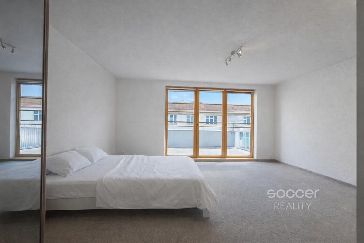 Pronájem bytu 1+kk 38 m2/PS/S, ul. Randova, Praha 5 - Smíchov.