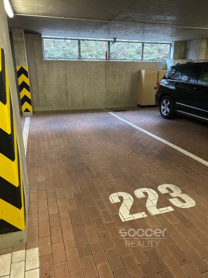 Pronájem garážového stání v ulici Zakšínská, Praha 9 - Střížkov.