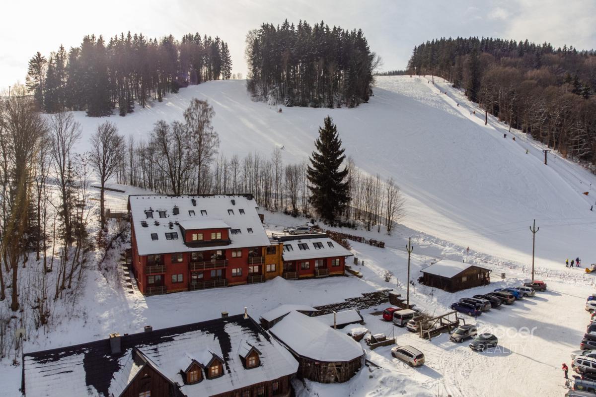 Z obýváku přímo na sjezdovku! Stylový apartmán 1+kk s balkonem a parkováním – Prkenný Důl