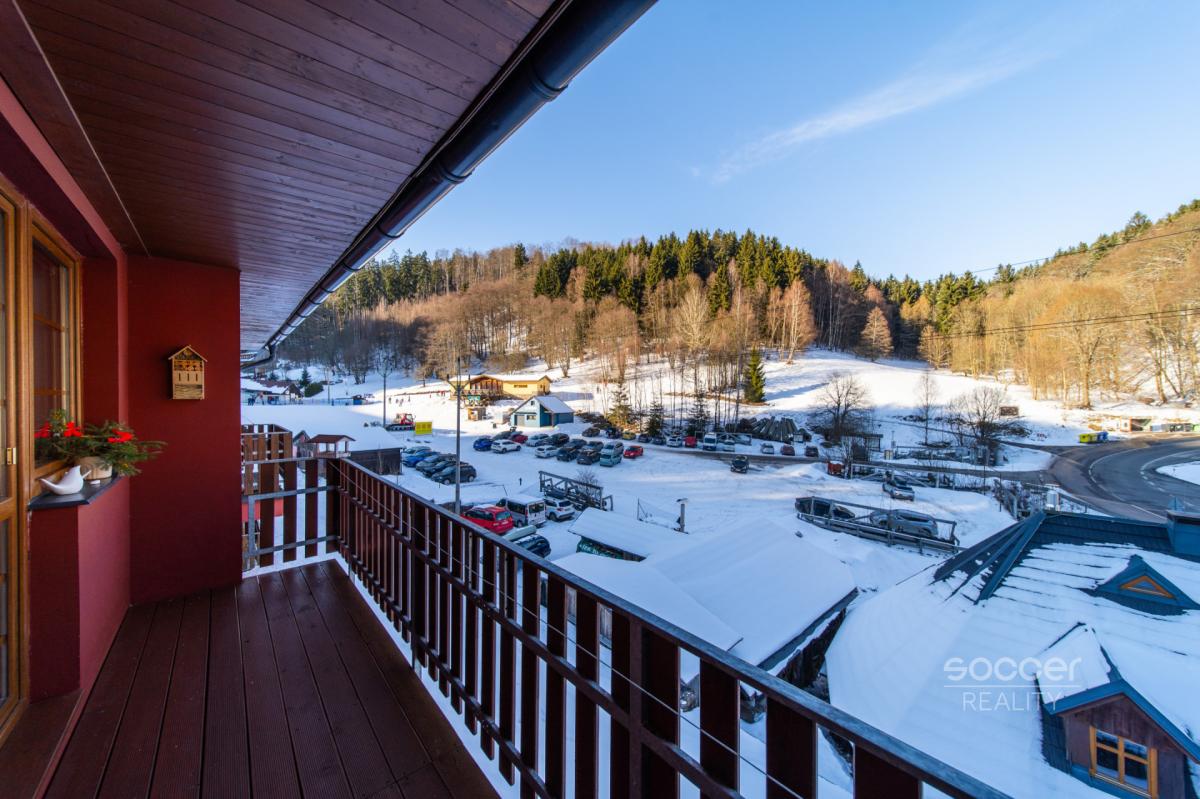 Z obýváku přímo na sjezdovku! Stylový apartmán 1+kk s balkonem a parkováním – Prkenný Důl
