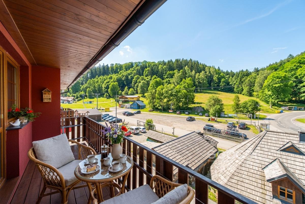 Z obýváku přímo na sjezdovku! Stylový apartmán 1+kk s balkonem a parkováním – Prkenný Důl