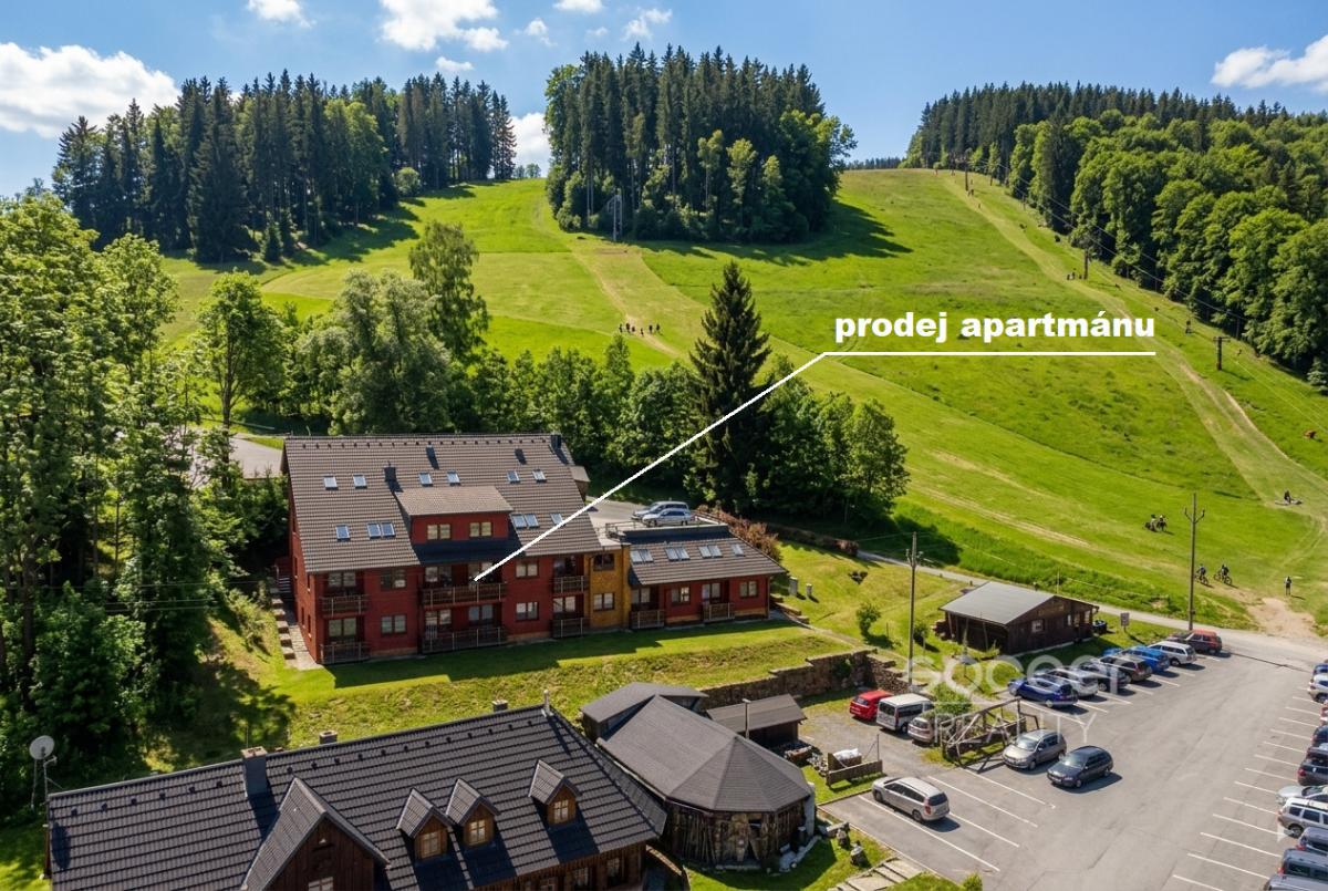Z obýváku přímo na sjezdovku! Stylový apartmán 1+kk s balkonem a parkováním – Prkenný Důl